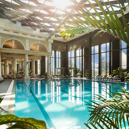 Kings' Valley Medical & Spa Hotel Kazanlŭk Esterno foto The swimming pool at the InterContinental