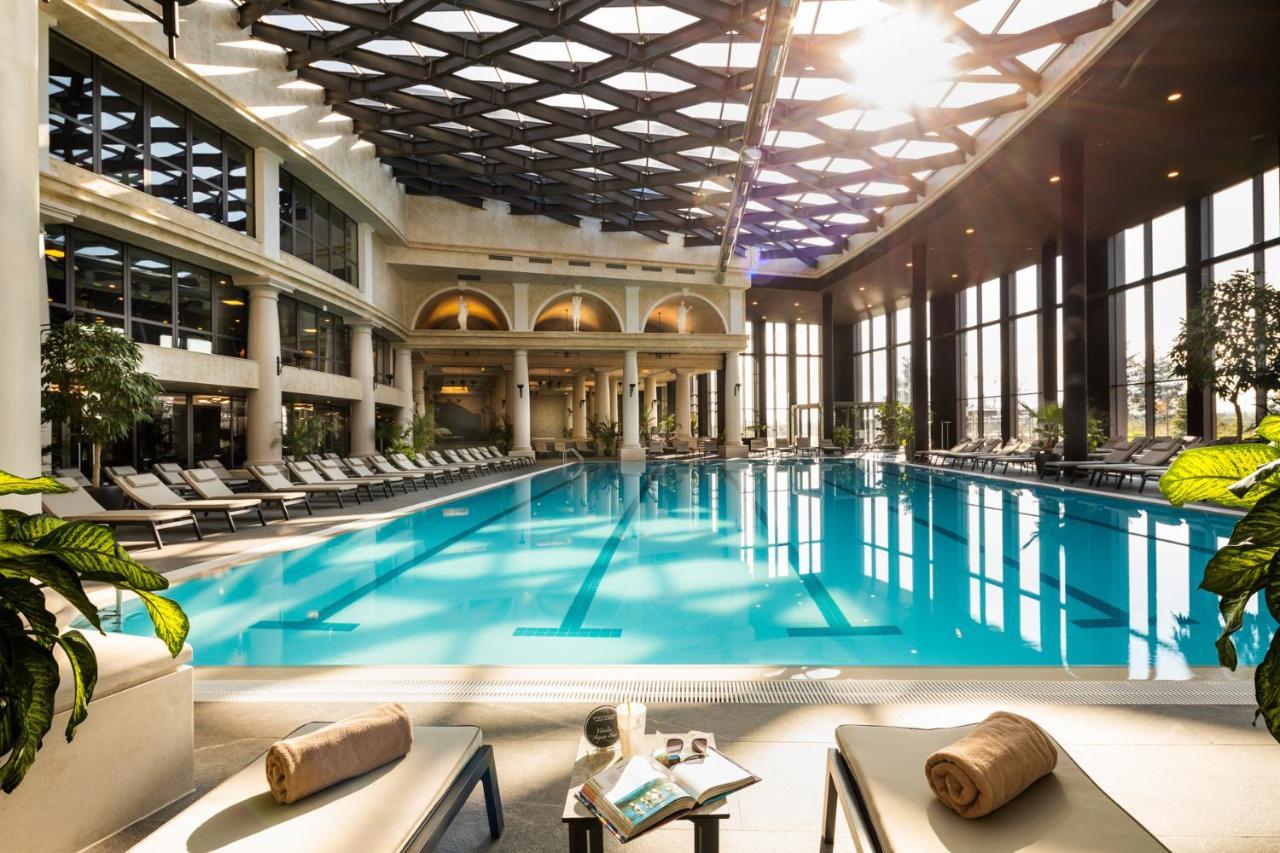 Kings' Valley Medical & Spa Hotel Kazanlŭk Esterno foto The pool at the hotel