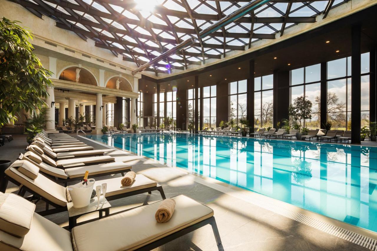 Kings' Valley Medical & Spa Hotel Kazanlŭk Esterno foto The pool at the spa