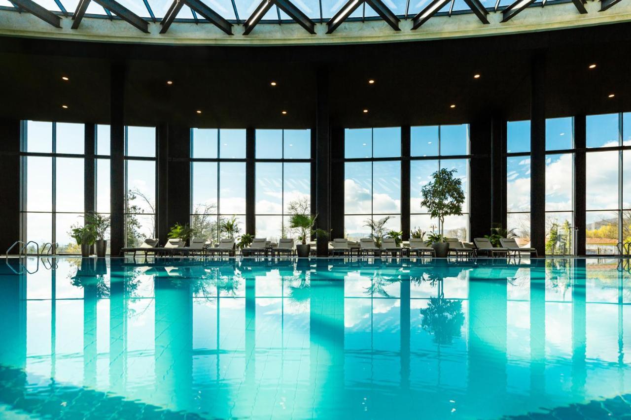 Kings' Valley Medical & Spa Hotel Kazanlŭk Esterno foto The swimming pool at the hotel