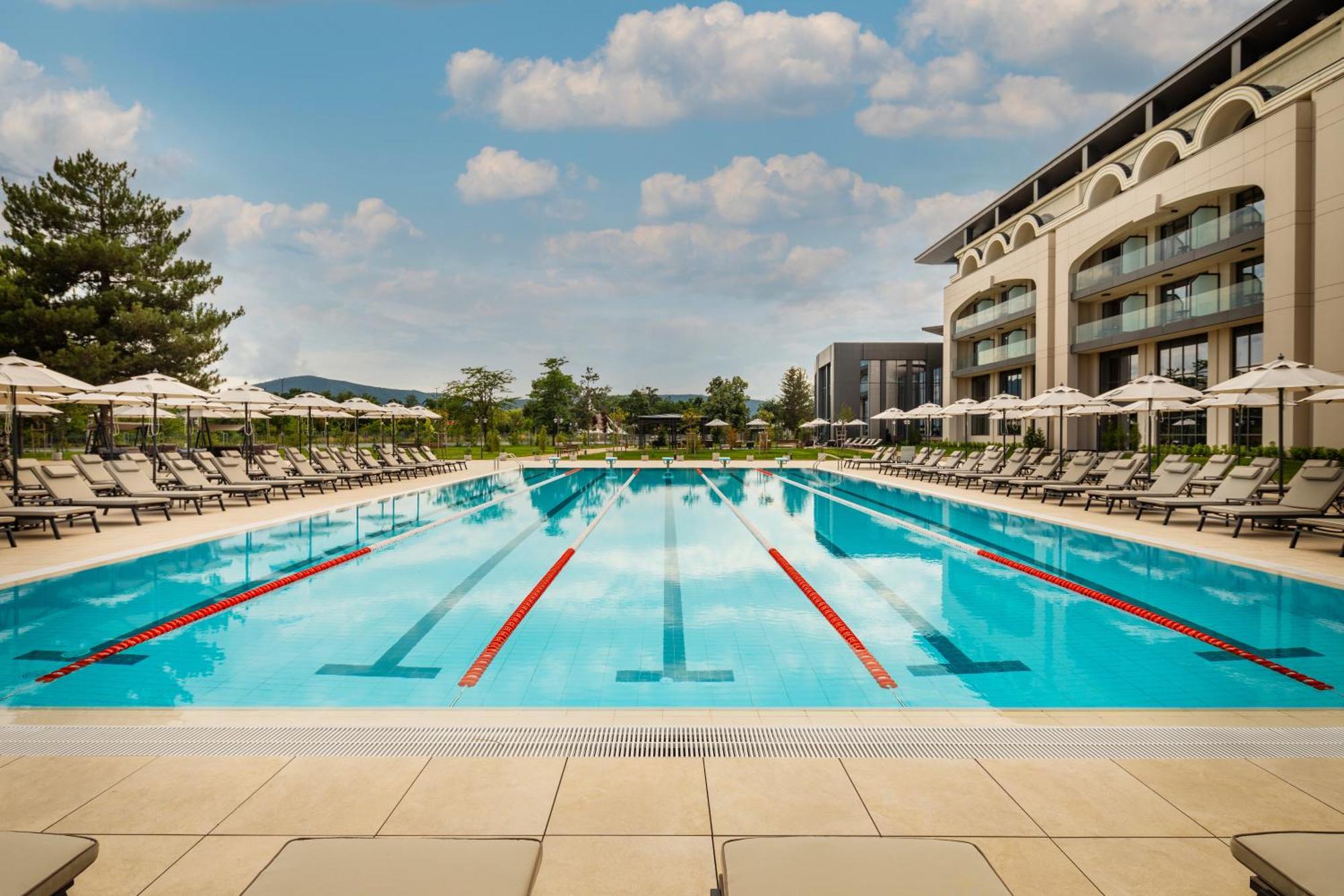 Kings' Valley Medical & Spa Hotel Kazanlŭk Esterno foto The swimming pool at the hotel