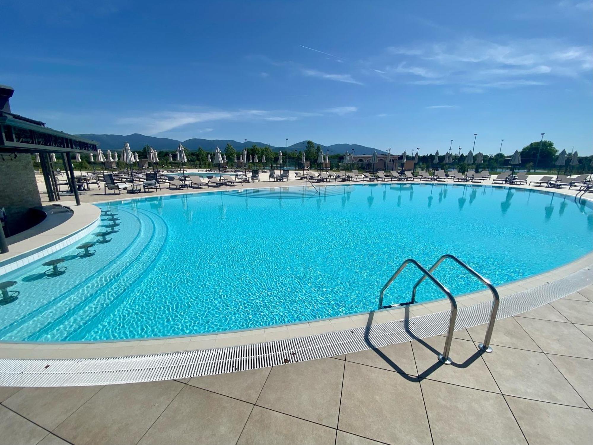 Kings' Valley Medical & Spa Hotel Kazanlŭk Esterno foto The swimming pool at the complex