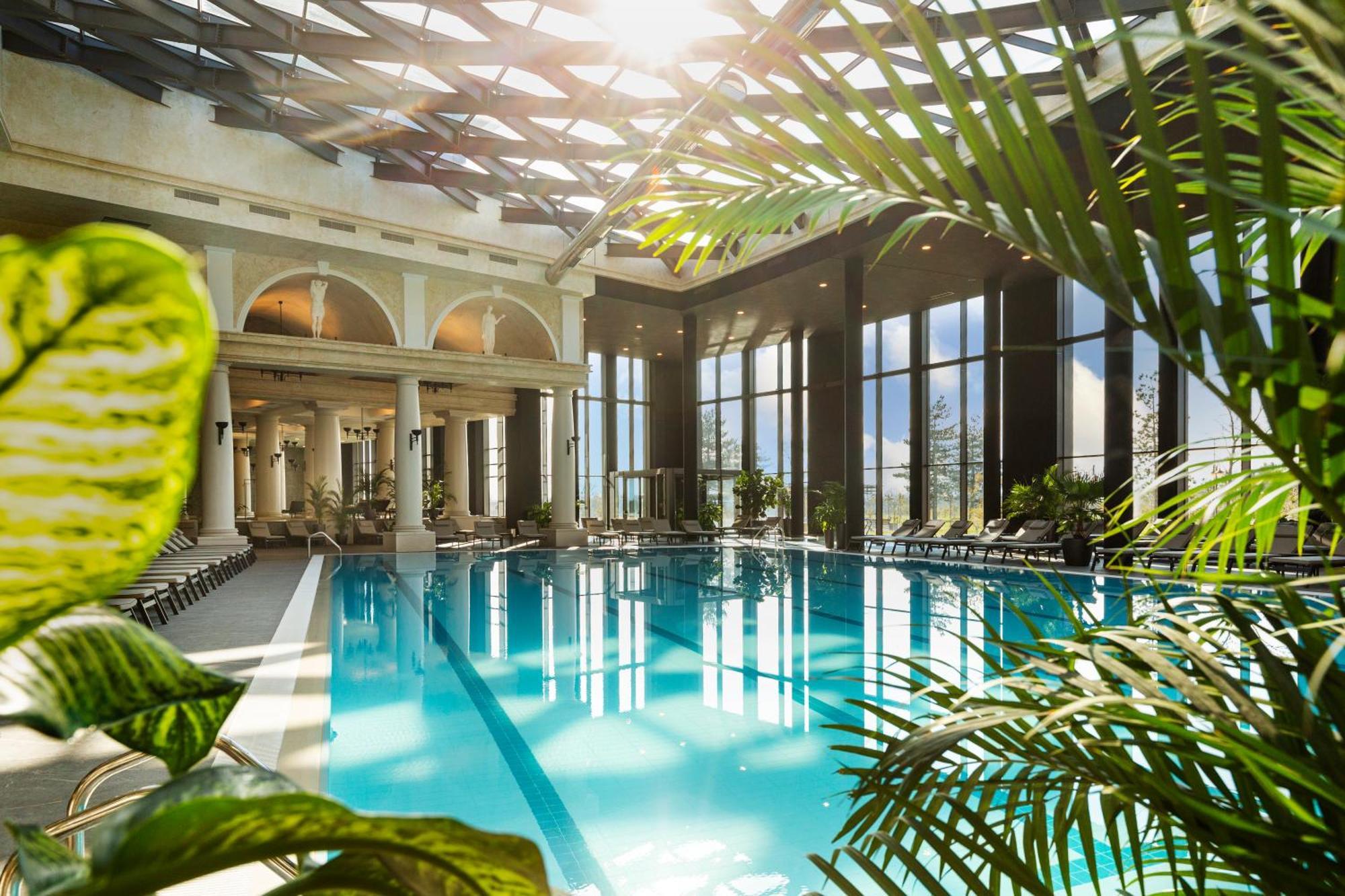 Kings' Valley Medical & Spa Hotel Kazanlŭk Esterno foto The swimming pool at the InterContinental