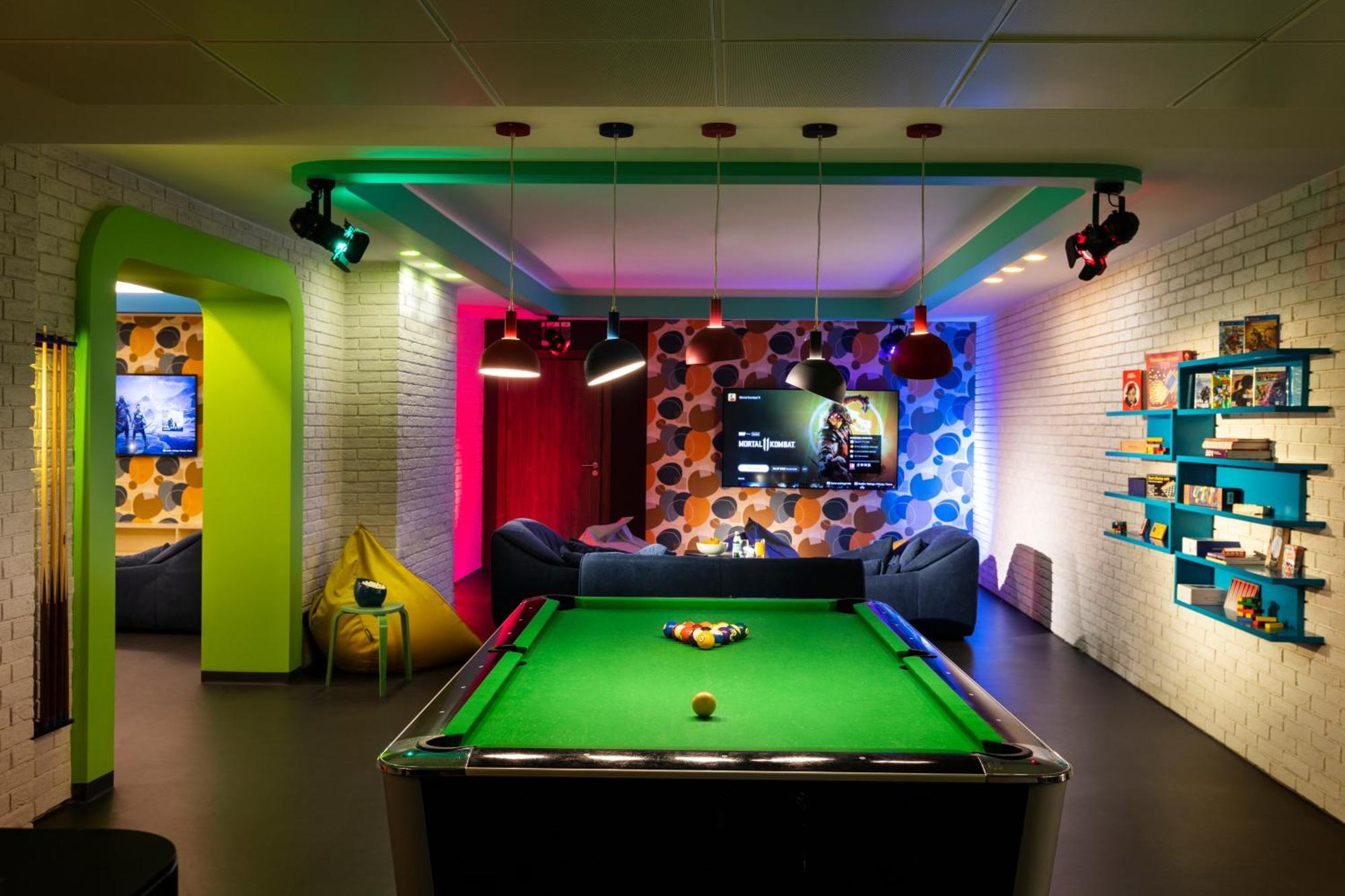 Kings' Valley Medical & Spa Hotel Kazanlŭk Esterno foto The games room at the new BBC Television Centre
