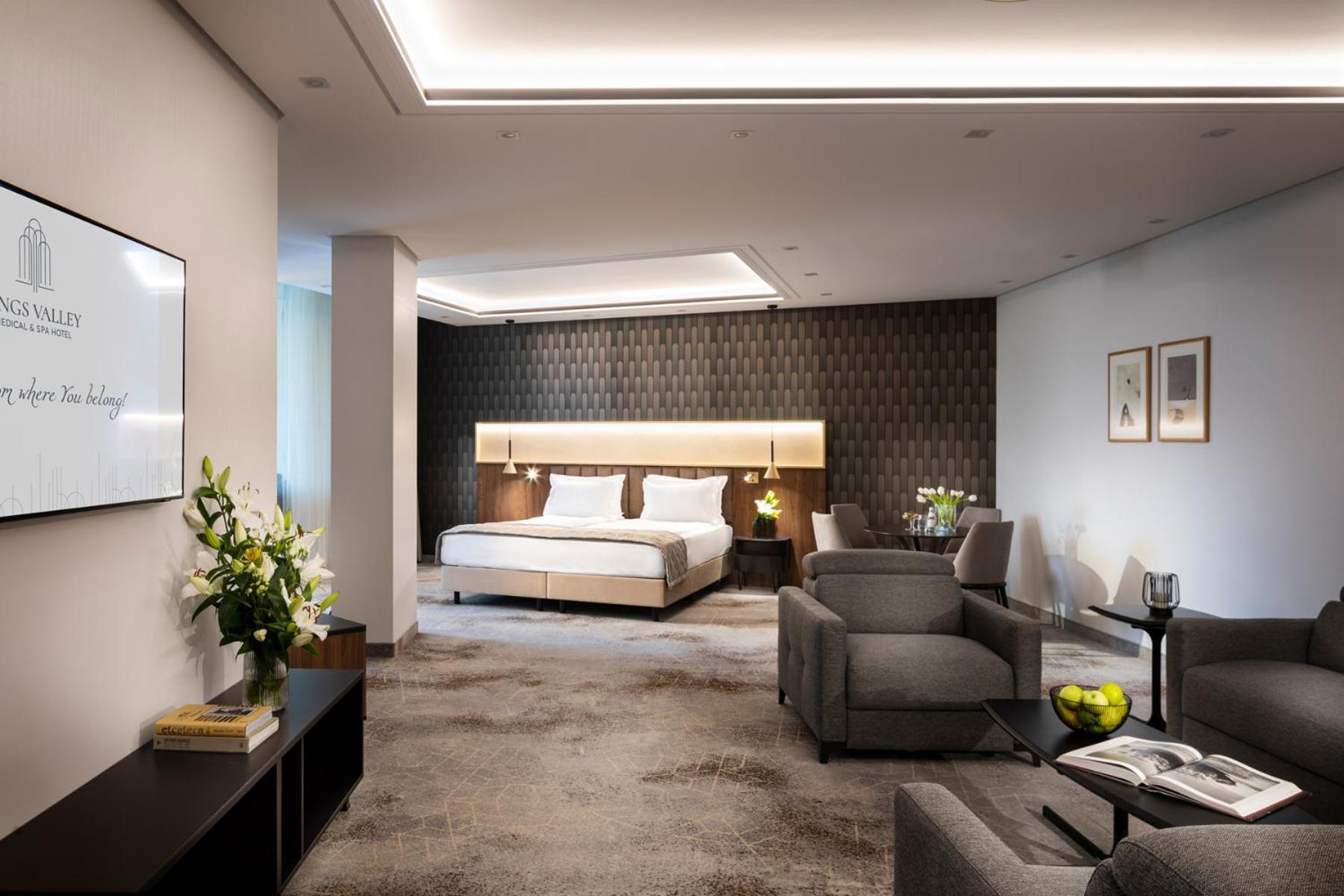 Kings' Valley Medical & Spa Hotel Kazanlŭk Esterno foto A suite at the Conrad Hong Kong